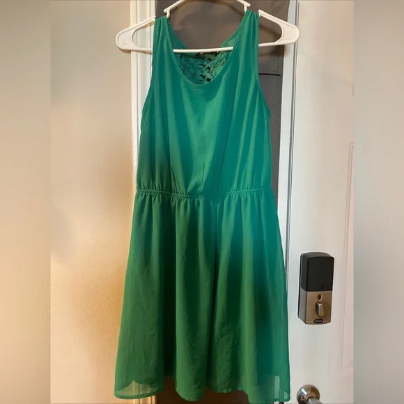 Doe&rae Green Mid Length Dress Size M Soft Back Accent EUC - Picture 1 of 5